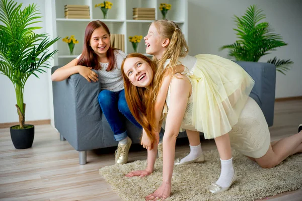 Mãe e duas filhas brincando — Fotografia de Stock