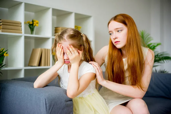 Anne kızını teselli ediyor.