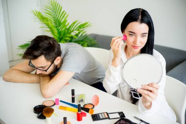 Sıkılmış koca eşi için bekliyor