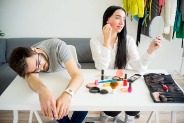 Sıkılmış koca eşi için bekliyor