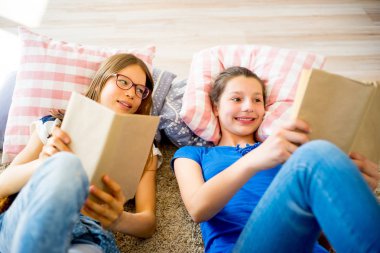 iki kız kitap okuma