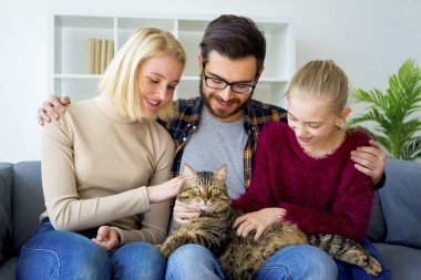 bir kedi ile aile