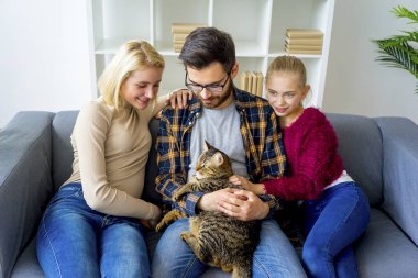 bir kedi ile aile