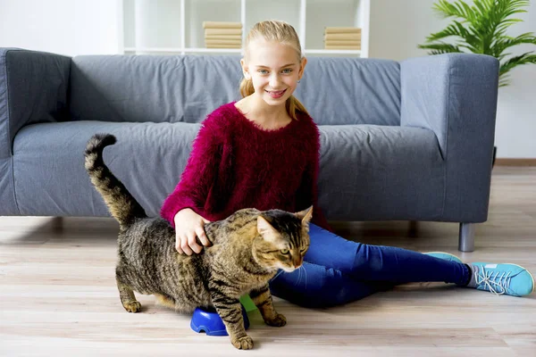 十几岁的女孩和一只猫 — 图库照片