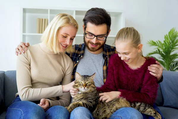 Familia con un gato — Foto de Stock