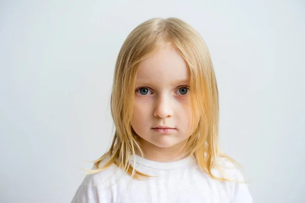 Girl showing emotions — Stock Photo, Image