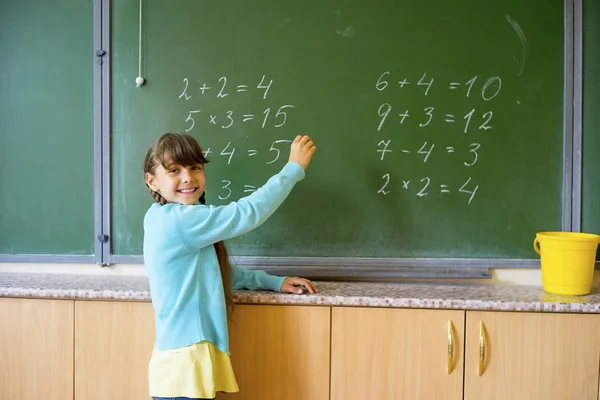 Una chica en la escuela — Foto de Stock