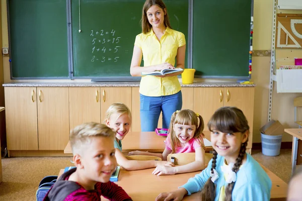 Niños en el aula — Foto de Stock