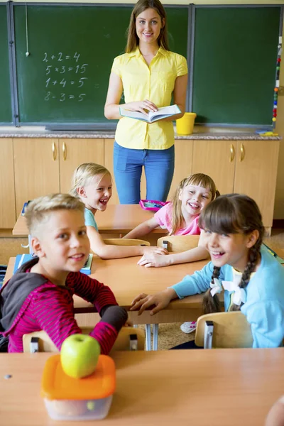 Gyerekek az osztályteremben — Stock Fotó