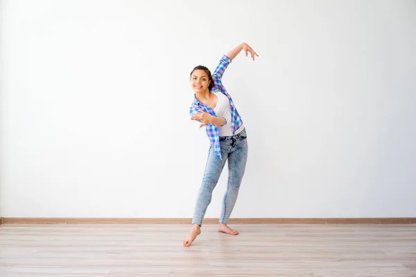 Retrato de uma menina dançante — Fotografia de Stock