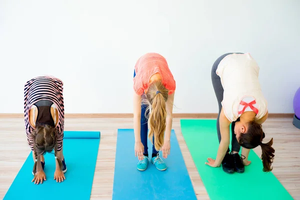 Kızlar bir spor salonunda — Stok fotoğraf