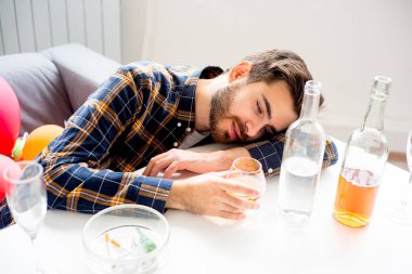 Alkol bağımlısı adam