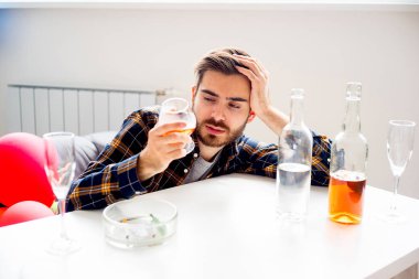 Alkol bağımlısı adam