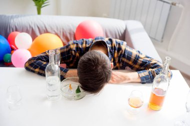 Alkol bağımlısı adam