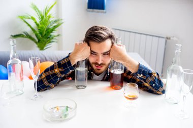 Alkol bağımlısı adam