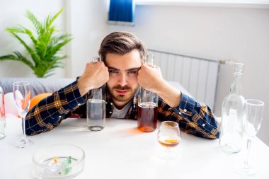 Alkol bağımlısı adam