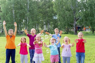 Çocuklar dışarıda park