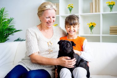 Büyükanne ve torunu