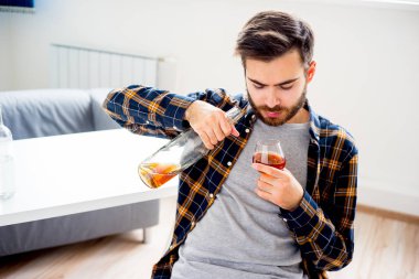 Alkol bağımlısı adam