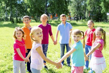 Çocuklar dışarıda park