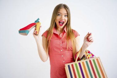 Alışveriş çantalı güzel kız.