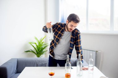 Alkol bağımlısı adam