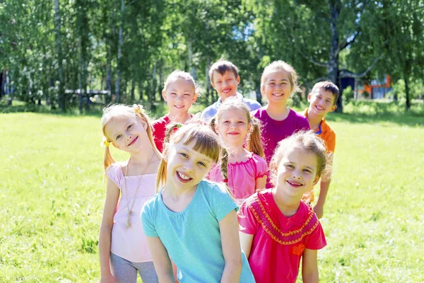 Kinderen buiten in park — Stockfoto