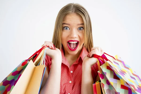 Alışveriş çantalı güzel kız.