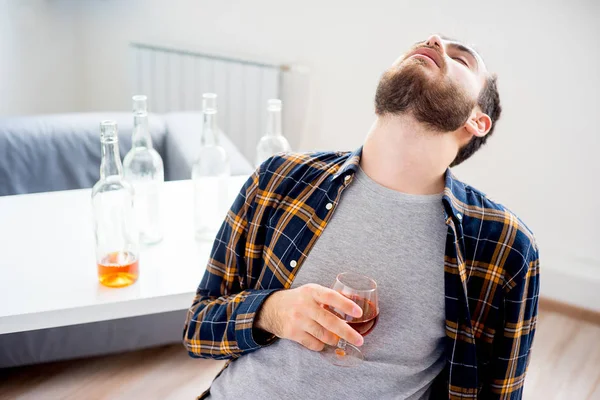 Człowiek uzależniony od alkoholu — Zdjęcie stockowe