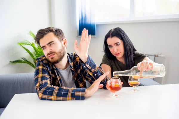 Pareja bebiendo juntos — Foto de Stock