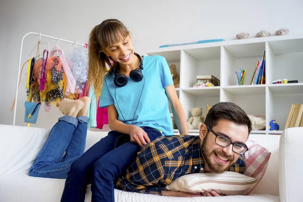 Padre y una hija adolescente — Foto de Stock