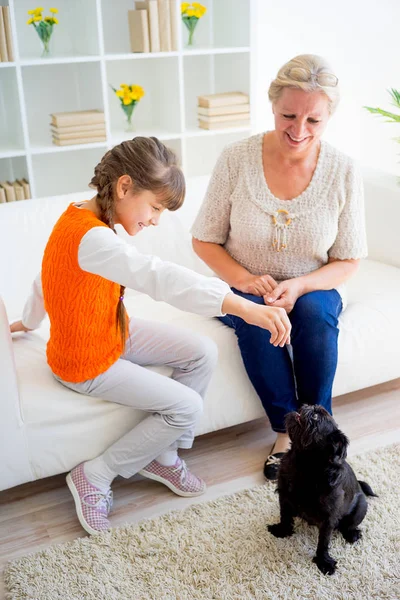 Großmutter und Enkelin — Stockfoto