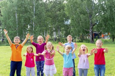 Çocuklar dışarıda park