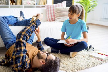 Baba ve genç bir kızı