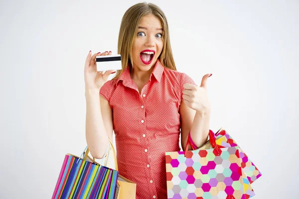 Alışveriş çantalı güzel kız.