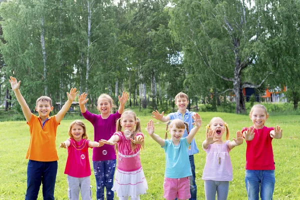 Çocuklar dışarıda park