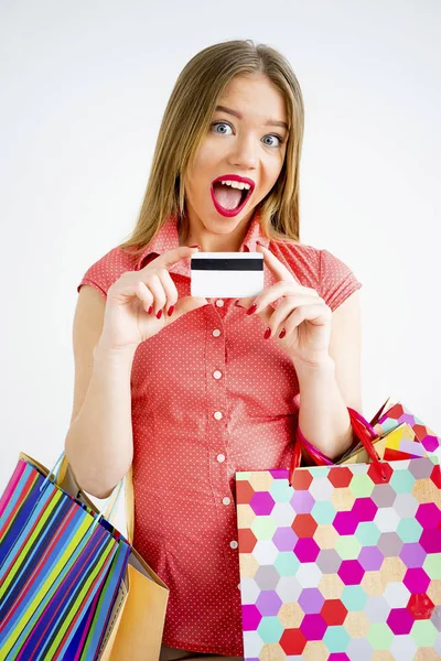 Alışveriş çantalı güzel kız.