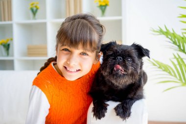 Torunu ile bir köpek