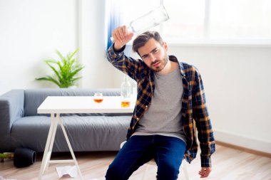 Alkol bağımlısı adam