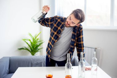 Alkol bağımlısı adam