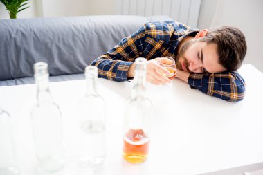 Alkol bağımlısı adam