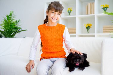 Torunu ile bir köpek