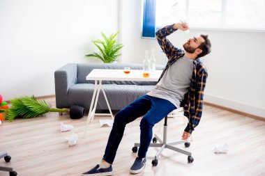 Alkol bağımlısı adam