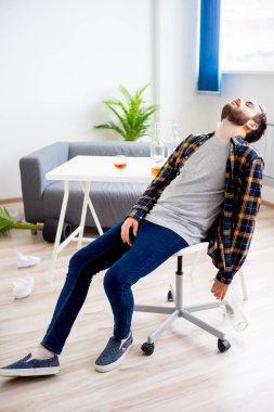 Alkol bağımlısı adam