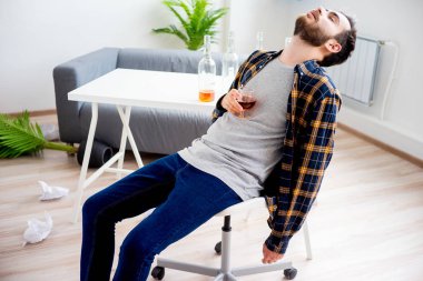 Alkol bağımlısı adam