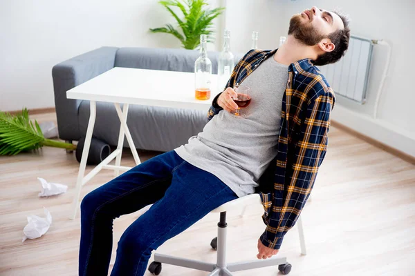 Alkol bağımlısı adam