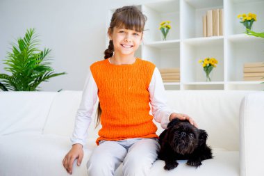 Torunu ile bir köpek