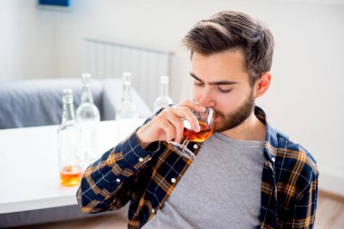 Alkol bağımlısı adam