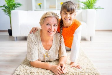 Büyükanne ve torunu