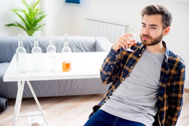 Alkol bağımlısı adam